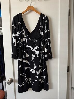 White House Black Market Black and White Floral V-Neck Long Sleeve Dress